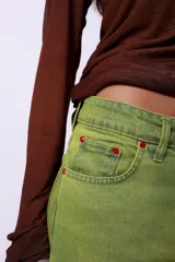 Jean wide leg de tiro medio, color verde lima con efecto desgastado.