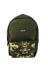 Mochila verde militar con bolsillo frontal con estampado de camuflaje y parche con el logo de la marca Motor Oil.
