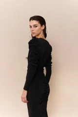 Vestido midi de fiesta color plateado con escote en V, mangas largas abullonadas y frunces en la falda.