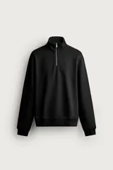 Sudadera regular fit de color marrón, con cuello alto y cierre frontal de cremallera corta, manga larga y puños y dobladillo en rib.