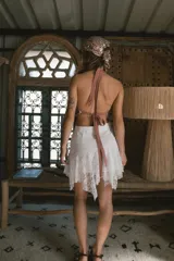 Minifalda negra de encaje con volados y cintura alta.