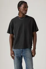 Remera negra de corte cuadrado y holgado, con cuello redondo y mangas cortas.
