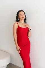 Vestido largo negro de tirantes finos, corte al cuerpo y escote recto.