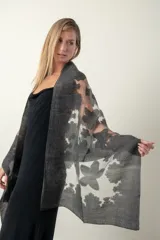 Chal de organza color gris con flores al tono.