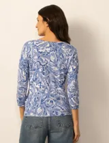Cardigan de punto con estampado de mariposas en tonos grises y blancos. Presenta cuello redondo, cierre frontal con botones y mangas tres cuartos con puños acanalados.