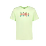 Remera de manga corta color verde lima, con cuello redondo y estampa frontal con la palabra 'JORDAN' en letras estilizadas con efecto degradado multicolor.