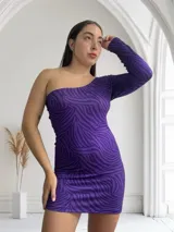 Vestido corto violeta con estampado de cebra, de un solo hombro y manga larga.