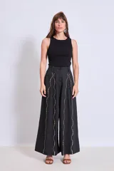 Blusa sin mangas de punto, con cuello redondo y ajuste al cuerpo.