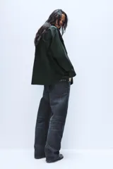 Camisa oversize de popelín de algodón, color verde oscuro, con cuello solapa, manga larga con puños abotonados y cierre frontal con botones.