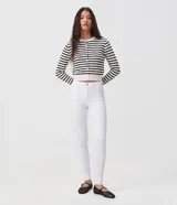 Pantalón skinny de sarga color blanco, con cintura mediana, trabillas, cierre frontal con botón y cremallera, y bolsillos en la parte delantera y trasera.