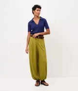 Blusa de manga corta en punto de algodón color crudo, con cuello polo, escote en V y un bolsillo aplicado en el frente.
