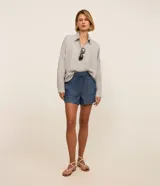 Short runner de jeans color azul, con cintura elástica ajustable con lazo, bolsillos grandes aplicados en el frente y bajo redondeado.