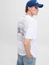 Remera de manga corta y cuello redondo con calce relajado. Confeccionada en algodón orgánico, presenta un diseño minimalista con una pequeña estampa en el pecho.