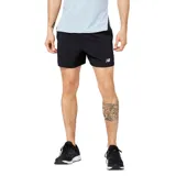 Short deportivo New Balance modelo Accelerate, color negro, con logo reflectante en el lateral y forro interior. Confeccionado en tejido ligero de secado rápido con tecnología NB DRY.