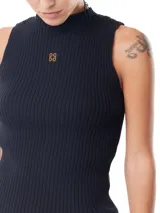 Musculosa azul de tejido de punto acanalado, corte entallado y cuello alto.