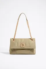 Bolso de hombro pequeño confeccionado en tejido técnico color verde oliva. Presenta solapa con cierre magnético, logo metálico LB en el frente y doble asa de cadena con detalles en piel. Incluye forro interior y relleno acolchado.
