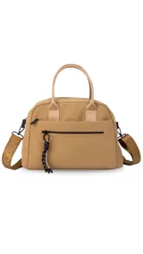 Cartera de mano color beige, confeccionada en tela impermeable, con doble asa corta y correa larga ajustable y desmontable. Presenta cierre principal, bolsillo frontal con cierre y detalle de colgante decorativo.
