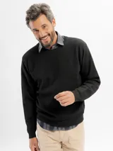 Buzo de tejido con textura tipo panal, color azul oscuro, con cuello redondo y puños y ruedo acanalados.