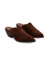 Zueco de cuero gamuza color marrón chocolate, con punta fina, costuras de inspiración texana y taco ancho de madera.