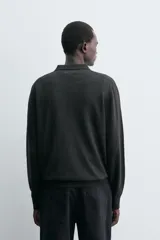 Polo de punto de manga larga confeccionado en lana italiana, con cuello solapa y cierre frontal de botones. Presenta puños y ruedo con acabado en rib.