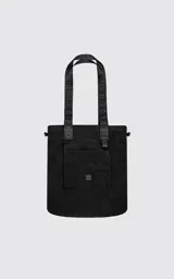 Tote bag negra de microfibra de alta densidad con diseño funcional. Presenta tiras de cinta de seguridad con logo grabado, sistema de elásticos laterales regulables para ajustar la silueta, bolsillo externo frontal con cierre y argolla metálica lateral.