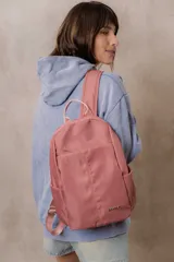Mochila Peach color rosado, de diseño compacto con compartimento principal con cierre, bolsillo frontal con cierre oculto, bolsillos laterales y tiras regulables.