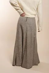 Falda larga color marrón con textura, corte a la cintura y ruedo amplio.