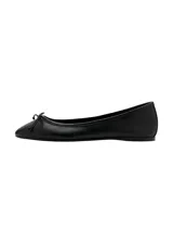 Zapato plano estilo ballerina color negro, confeccionado en cuero vacuno, con puntera redondeada y delicado lazo decorativo en el empeine.