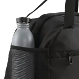 Bolso deportivo Puma Phase Small color negro con logo blanco estampado. Cuenta con un compartimento principal con cierre, un bolsillo lateral de malla y doble asa de mano.