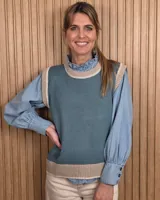 Chaleco tejido de punto color verde con detalles en tostado en el cuello redondo, sisas y dobladillo inferior.