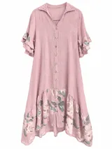 Vestido midi de color rosado con diseño fluido, escote en V y cuello camisero. Cuenta con cierre frontal abotonado, mangas cortas con volados en capas y detalles con estampado floral en las mangas y en el dobladillo inferior.