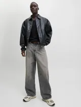 Jean de corte wide leg y tiro alto, con diseño de cinco bolsillos y lavado stonewash que le otorga un aspecto desgastado. Presenta un calce amplio y relajado desde el muslo hasta el ruedo.