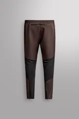 Pantalón de entrenamiento slim fit Zara Athleticz color negro, confeccionado en tejido técnico ligero y elástico con estructura combinada a contraste. Cuenta con cintura elástica ajustable con cordón, bolsillos frontales y trasero con cierre de cremallera, y bajo ajustable con cremallera en los laterales.