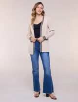 Cardigan largo beige de tejido de punto acanalado fino, con frente abierto y diseño de guarda geométrica jacquard a contraste en los bordes frontales, puños anchos y bolsillos falsos.
