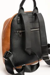 Mochila de diseño combinado en tonos tostado y marrón claro, con detalles en negro y asa superior.
