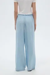 Pantalón celeste de lyocell, de corte ancho y tiro alto, con bolsillos laterales.