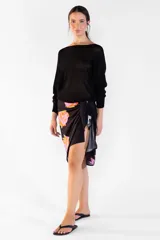 Sweater negro de punto con escote bote y mangas largas de corte holgado.