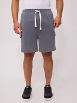 Short deportivo gris con bolsillos cargo laterales y cordón ajustable en la cintura.
