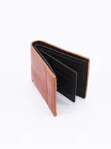 Billetera plegable color marrón, con costuras en contraste de color claro.