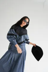 Blusa de algodón color azul denim con mangas globo, cuello mao y detalles de encaje negro.