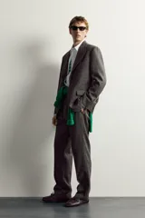Blazer regular fit de Zara, confeccionada en tejido con mezcla de lana y lino en color gris oscuro con efecto jaspeado. Presenta cuello con solapas de muesca, manga larga con botones en los puños y un cierre frontal de un botón. Incluye bolsillos con solapa en la cadera, un bolsillo de vivo en el pecho y aberturas en la parte trasera.