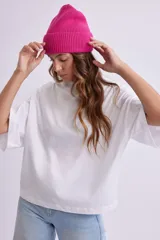 Remera blanca de manga 3/4 y cuello alto, con diseño oversize y corte recto.