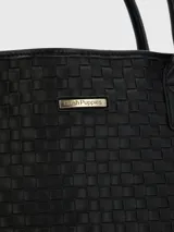Cartera tipo tote de hombro, confeccionada en ecocuero con diseño trenzado. Cuenta con compartimento principal con cierre de cremallera y bolsillo interior con cierre.