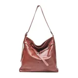 Cartera tipo hobo de cuero con textura granulada, diseño holgado y correa larga ajustable. Presenta un detalle de tira decorativa frontal con hebilla metálica y logo de la marca grabado en la parte inferior.