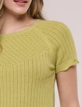 Blusa de punto calado color blanco, de silueta entallada, manga corta raglán y escote redondo, con detalles de tejido fantasía en el canesú y terminaciones festonadas.