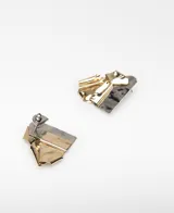 Caravanas metálicas con diseño abstracto de pliegues en acabado dorado y plateado brillante.
