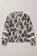 Camisa de manga larga con estampado damasco en tonos azul y blanco. Presenta cuello mao con volados, cierre frontal con botones y detalles de encaje en la parte central y en las mangas.