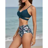 Conjunto de bikini de dos piezas de la marca Uniteduy, compuesto por un crop top amarillo liso con diseño cruzado y tirantes finos, y una bombacha de tiro alto con estampado floral y de hojas en tonos amarillos, verdes y blancos.