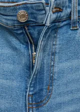 Jeans flare tiro medio color azul claro, con diseño crop y bajo deshilachado. Cuenta con presillas para cinturón, cierre frontal de cremallera y botón, y clásico diseño de cinco bolsillos.