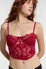 Corset de encaje color rojo con tirantes finos.